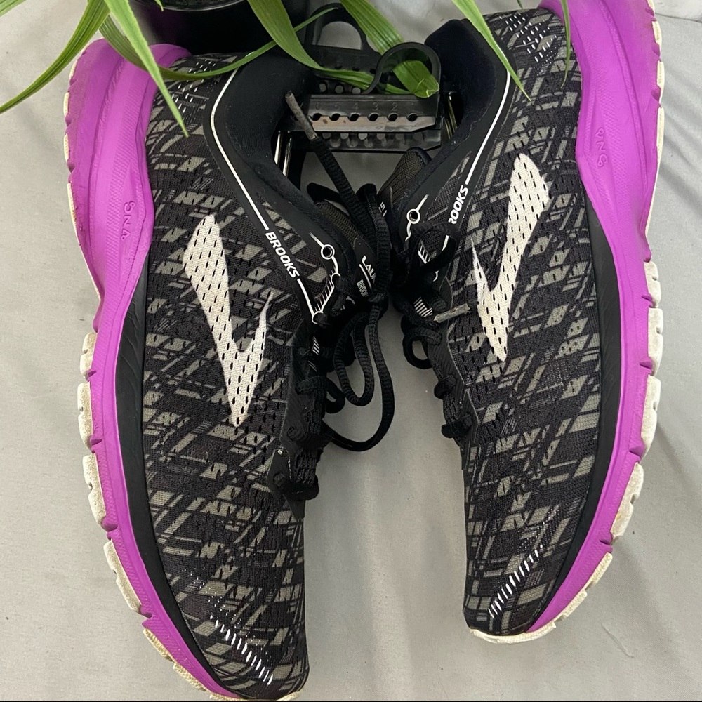Brooks Launch 5 Athletic Running Shoes - Picture 2 of 11
